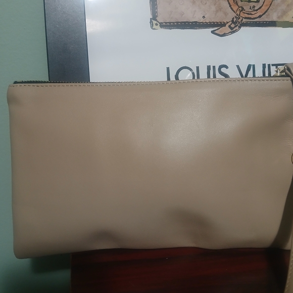 LIKE NEW Doris & Jacky Leather Wristlet - Picture 2 of 6